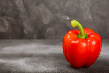 Siyah desenli arka planda taze kırmızı dolma biber. Bulgar salata biberi. Taze sebze. Hasat et. Vejetaryen. Kapat.