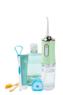 Elektronik ağız temizleyici, diş fırçası, macun, diş ipi ve ağız gargarası beyaz arka planda izole edilmiş. Ağız hijyeni için diş aleti. Elektrikli İnterdental Temizleyici. Diş suyu banyosu. Oral bakım kavramı. 