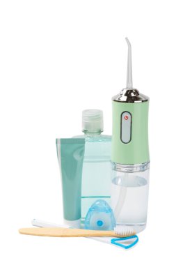 Elektronik ağız temizleyici, diş fırçası, macun, diş ipi ve ağız gargarası beyaz arka planda izole edilmiş. Ağız hijyeni için diş aleti. Elektrikli İnterdental Temizleyici. Diş suyu banyosu. Oral bakım kavramı. 