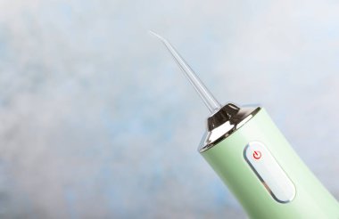 Mermer zemin üzerinde elektronik ağız sulandırıcı. Ağız hijyeni için diş aleti. Elektrikli İnterdental Temizleyici. Diş suyu banyosu. Oral bakım konsepti. Mesaj için yer. Boşluğu kopyala.