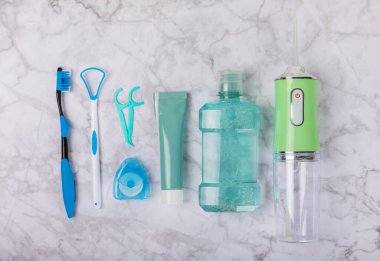 Elektronik ağız sulandırıcı, diş fırçası, macun, diş ipi ve mermer kaplama gargara. Ağız hijyeni için diş aleti. Elektrikli İnterdental Temizleyici. Diş suyu banyosu. Oral bakım kavramı. 