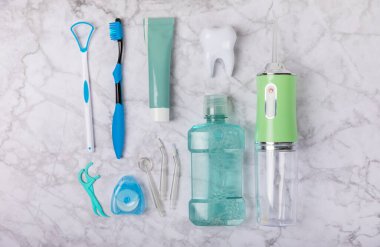 Elektronik ağız sulandırıcı, diş fırçası, macun, diş ipi ve mermer kaplama gargara. Ağız hijyeni için diş aleti. Elektrikli İnterdental Temizleyici. Diş suyu banyosu. Oral bakım kavramı. 