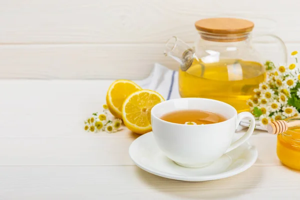 Chá Camomila Uma Mesa Branca Delicioso Chá Tônico Calmante Relaxante — Fotografia de Stock