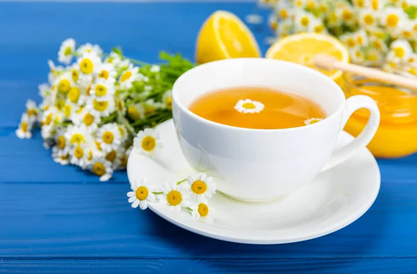 Chá Camomila Uma Mesa Azul Delicioso Chá Tônico Calmante Relaxante — Fotografia de Stock
