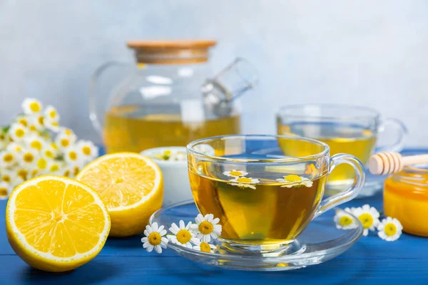 Chá Camomila Uma Mesa Azul Delicioso Chá Tônico Calmante Relaxante — Fotografia de Stock
