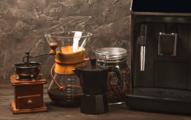 Mutfak masasında fincan olan modern kahve makinesi. Kahve evi. Mutfakta fincanı olan bir kahve makinesi. Sıcak kokulu bir içecek hazırlıyorum. Metin için yer. Boşluğu kopyala.