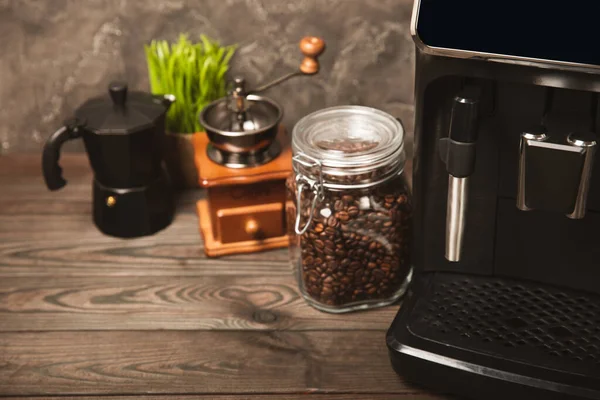 Moderne Kaffeemaschine Mit Tasse Auf Dem Küchentisch Kaffeehaus Moderne Espressomaschine — Stockfoto