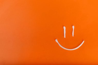 Güneş kremi. Kavanoz, parlak turuncu arka planda SPF kremi ile kozmetik tüp. Cilt bakımı ve ultraviyole ışınlardan korunma kavramı. Fotoğrafçılık. Güneş kremi seçimi. Metin için yer. Kopyalama alanı.