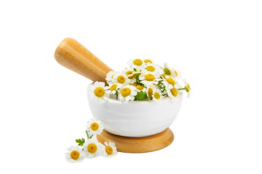 Şifalı bitkilerle havan topu. Beyaz arka planda izole edilmiş papatya çayı ile havan topu. Şifalı bitkiler. Alternatif tıp. Tasarım. Kolaj.