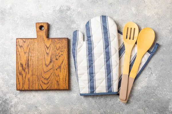 Wooden Kitchen Utensils Cutting Board Potholder Glove Table Top View — Stock Photo, Image
