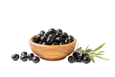 Beyaz arka planda yaprakları olan ahşap bir kasede nefis siyah zeytinler. Vejetaryen. Tasarım.