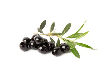 Beyaz arka planda yaprakları olan lezzetli siyah zeytinler. Vejetaryen. Tasarım.