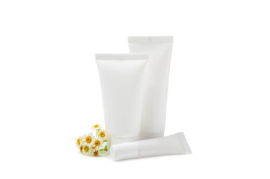 Beyaz arka planda izole edilmiş papatya çiçekli bir kavanoz vücut ve el kremi. Bitki dermatolojik kozmetik hijyen kremi. Doğal kozmetik ürünü. Güzellik konsepti. Kozmetik tüpü..