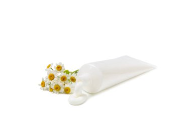 Beyaz arka planda izole edilmiş papatya çiçekli bir kavanoz vücut ve el kremi. Bitki dermatolojik kozmetik hijyen kremi. Doğal kozmetik ürünü. Güzellik konsepti. Kozmetik tüpü..