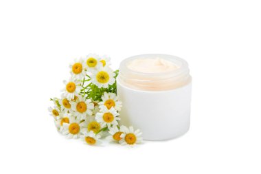 Beyaz arka planda izole edilmiş papatya çiçekli bir kavanoz vücut ve el kremi. Bitki dermatolojik kozmetik hijyen kremi. Doğal kozmetik ürünü. Güzellik konsepti. Kozmetik tüpü..