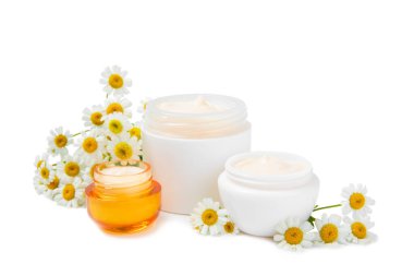 Beyaz arka planda izole edilmiş papatya çiçekli bir kavanoz vücut ve el kremi. Bitki dermatolojik kozmetik hijyen kremi. Doğal kozmetik ürünü. Güzellik konsepti. Kozmetik tüpü..