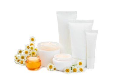 Beyaz arka planda izole edilmiş papatya çiçekli bir kavanoz vücut ve el kremi. Bitki dermatolojik kozmetik hijyen kremi. Doğal kozmetik ürünü. Güzellik konsepti. Kozmetik tüpü..