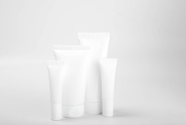 Beyaz arka planda izole edilmiş papatya çiçekli bir kavanoz vücut ve el kremi. Bitki dermatolojik kozmetik hijyen kremi. Doğal kozmetik ürünü. Güzellik konsepti. Kozmetik tüpü..