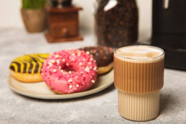 Mutfak masasında fincan olan modern kahve makinesi. Kahve evi. Mutfakta fincanı olan bir kahve makinesi. Sıcak kokulu bir içecek hazırlıyorum. Metin için yer. Boşluğu kopyala.