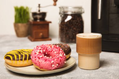 Mutfak masasında fincan olan modern kahve makinesi. Kahve evi. Mutfakta fincanı olan bir kahve makinesi. Sıcak kokulu bir içecek hazırlıyorum. Metin için yer. Boşluğu kopyala.