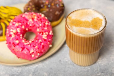 Mutfak masasında fincan olan modern kahve makinesi. Kahve evi. Mutfakta fincanı olan bir kahve makinesi. Sıcak kokulu bir içecek hazırlıyorum. Metin için yer. Boşluğu kopyala.