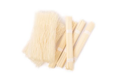 Funchoza. Kurutulmuş çiğ pirinç eriştesi ve beyaz zemin üzerinde izole edilmiş pirinç unlu erişte. Diyet yemek. Sağlıklı yiyecekler. Tasarım