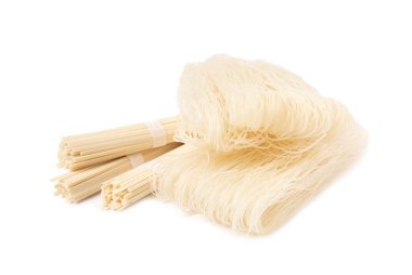 Funchoza. Kurutulmuş çiğ pirinç eriştesi ve beyaz zemin üzerinde izole edilmiş pirinç unlu erişte. Diyet yemek. Sağlıklı yiyecekler. Tasarım