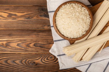 Funchoza. Kurutulmuş çiğ pirinç eriştesi ve pirinçli pilav. Pirinç unlu erişte. Diyet yemek. Sağlıklı yiyecekler. Mesaj için yer. Kopyalamak için yer.