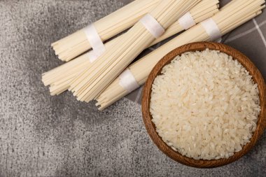 Funchoza. Kurutulmuş çiğ pirinç eriştesi ve pirinçli pilav. Pirinç unlu erişte. Diyet yemek. Sağlıklı yiyecekler. Mesaj için yer. Kopyalamak için yer.