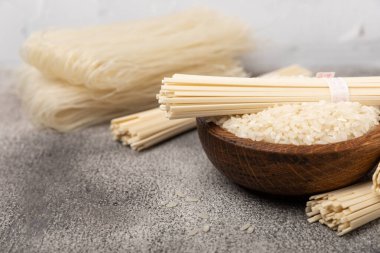 Funchoza. Kurutulmuş çiğ pirinç eriştesi ve pirinçli pilav. Pirinç unlu erişte. Diyet yemek. Sağlıklı yiyecekler. Mesaj için yer. Kopyalamak için yer.