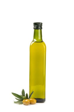 Beyaz arka planda izole edilmiş bir şişe taze zeytinyağı ve yapraklı zeytin. Güzel kokulu yemek yağı. Cam şişede nefis zeytinyağı. Yemek pişirmek. Salata sosu..