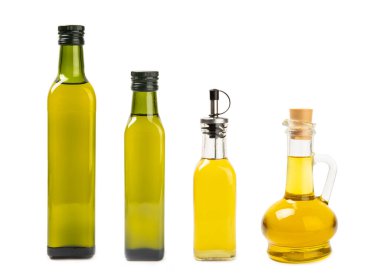Beyaz arka planda izole edilmiş bir şişe taze zeytinyağı ve yapraklı zeytin. Güzel kokulu yemek yağı. Cam şişede nefis zeytinyağı. Yemek pişirmek. Salata sosu..