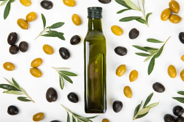 Butelka Świeżej Oliwy Oliwek Oliwek Liśćmi Izolowanymi Białym Tle Pachnący — Zdjęcie stockowe