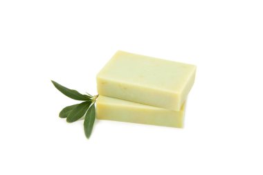 Beyaz arka planda izole edilmiş zeytinyağı özlü doğal sabun. Beyaz arkaplanda yeşil sabun parçaları.