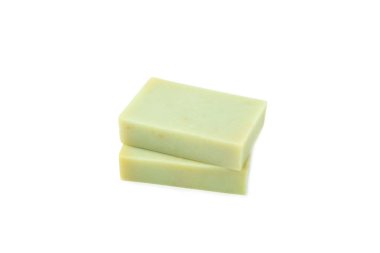 Beyaz arka planda izole edilmiş zeytinyağı özlü doğal sabun. Beyaz arkaplanda yeşil sabun parçaları.