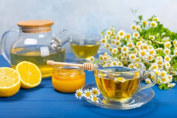 Chá Ervas Com Flores Frescas Camomila Fundo Texturizado Bebida Calmante — Fotografia de Stock