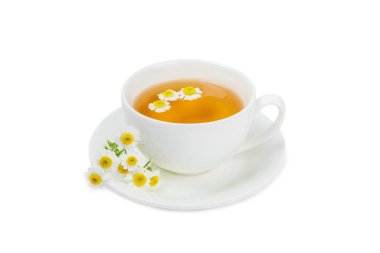 Beyaz arka planda taze papatya çiçekli bitki çayı. Sakinleştirici ve rahatlatıcı bir içecek. Dokunulmazlık. Bir fincan sıcak papatya çayı. Çay içme konsepti. Çay töreni..
