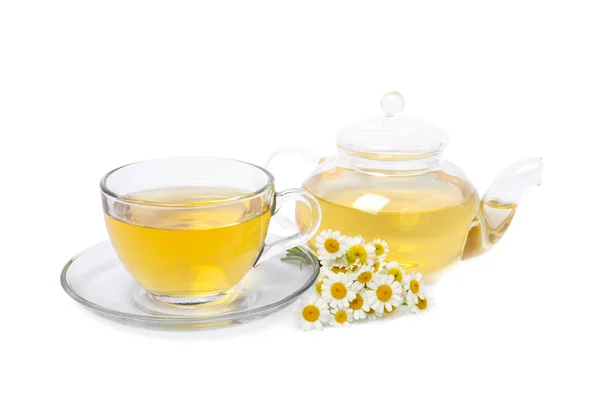 有新鲜的洋甘菊花 在白色的背景上分离 冷静和放松的饮料 免疫力 一杯热甘菊茶和茶壶 茶喝的概念 茶道仪式 — 图库照片
