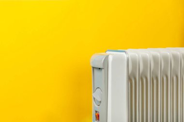 Evde modern radyatör var. Merkezi ısıtma sistemi. Isıtma radyatörü, beyaz radyatör. Pahalı ısıtma maliyetleri konsepti, yakın çekim. Isıtma sezonu. Isıtılıyor. Mesaj için yer var. 