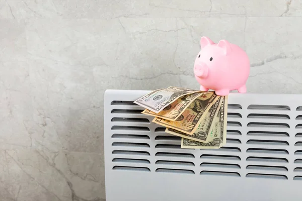 储蓄概念 钱在储气罐散热器与温度控制在灰色墙壁的背景 加热季节的概念 冬季寒冷季节取暖费用昂贵和能源价格上涨的概念 — 图库照片