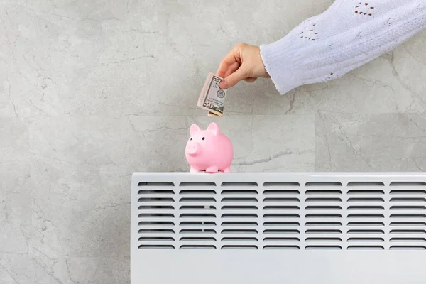 Mulher Colocando Dinheiro Banco Porquinho Radiador Com Controlador Temperatura Fundo — Fotografia de Stock
