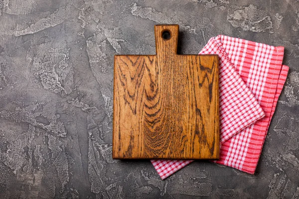 木製のキッチンテーブルの上にタオルをまな板 黒の質感の背景にまな板とキッチンタオル メニューフードカードまたはレシピの背景コンセプト Mockup デザイン テキスト コピースペースの場所 — ストック写真