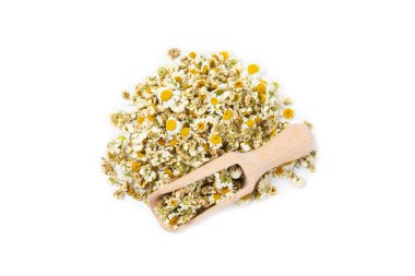 Beyaz arka planda izole edilmiş papatya çiçekleri. Rahatlatıcı papatya çayı. Bitkisel içecek. Düz plan. Tıbbi önleme ve bağışıklık kavramı. Halk alternatif tıbbı.