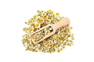 Beyaz arka planda izole edilmiş papatya çiçekleri. Rahatlatıcı papatya çayı. Bitkisel içecek. Düz plan. Tıbbi önleme ve bağışıklık kavramı. Halk alternatif tıbbı.