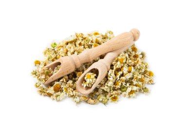 Beyaz arka planda izole edilmiş papatya çiçekleri. Rahatlatıcı papatya çayı. Bitkisel içecek. Düz plan. Tıbbi önleme ve bağışıklık kavramı. Halk alternatif tıbbı.