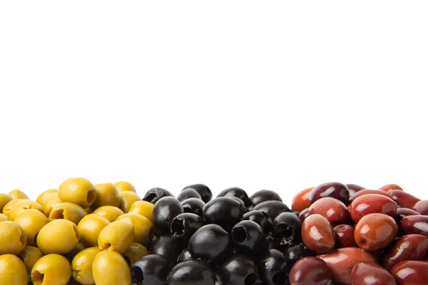 黑色和红色橄榄在白色背景上被隔离 各种各样的橄榄和新鲜的橄榄叶 地中海食物 马达加斯加人 — 图库照片