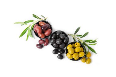 Beyaz arka planda izole edilmiş yeşil, siyah ve kırmızı zeytin. Çeşitli zeytin çeşitleri ve taze zeytin yaprakları. Akdeniz yemekleri. Vejetaryen.