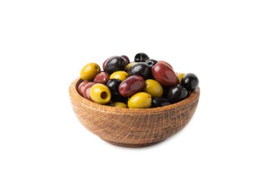 Beyaz arka planda izole edilmiş yeşil, siyah ve kırmızı zeytin. Çeşitli zeytin çeşitleri ve taze zeytin yaprakları. Akdeniz yemekleri. Vejetaryen.