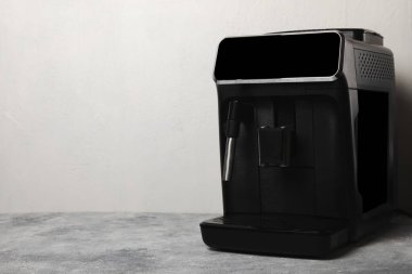 Mutfak masasında fincan olan modern kahve makinesi. Kahve evi. Mutfakta fincanı olan bir kahve makinesi. Sıcak kokulu bir içecek hazırlıyorum. Metin için yer. Boşluğu kopyala.