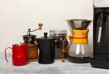 Mutfak masasında fincan olan modern kahve makinesi. Kahve evi. Mutfakta fincanı olan bir kahve makinesi. Sıcak kokulu bir içecek hazırlıyorum. Metin için yer. Boşluğu kopyala.